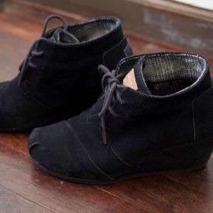 Black enclosed Wedges